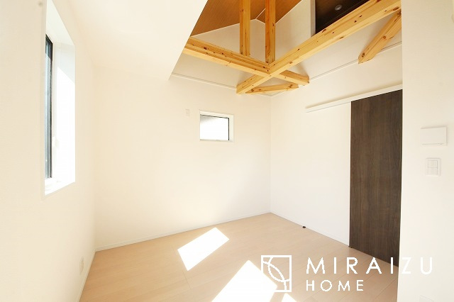 【寝室】 | 広さのある洋室は、ご夫婦様の寝室にぴったりですね。ご主人様の趣味のものや書斎などにも使用できるくらいの広さが嬉しいです。収納もばっちり完備してますのでお荷物が多いご家族様も安心してお暮しいただけます！