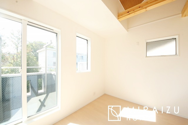 【子供部屋】 | お子様のお部屋にも主寝室にも使えますね。窓が二面についていますので採光もばっちり、空気の入れ替えもOK！自分のお部屋を持ちたいお子様の夢を叶えます！
