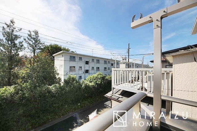 【バルコニー】 | 小鳥の鳴き声で目覚める朝、爽やかな風が入ります。太陽の陽射しでお洗濯物がカラッと乾き、気持ちの良い洋服とお布団で快適に過ごせます。