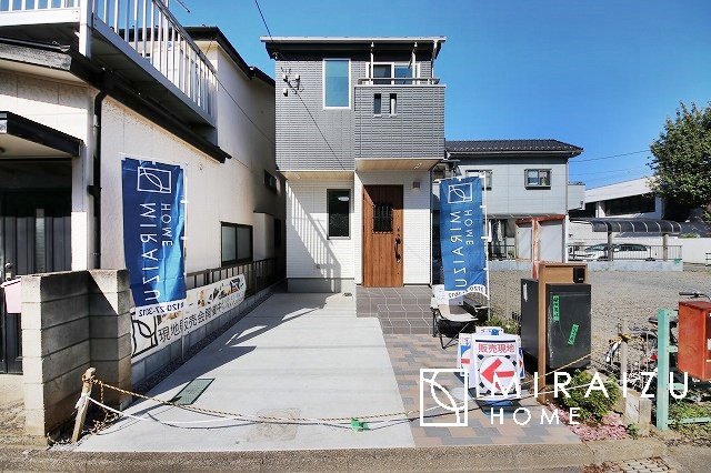 【外観】 | 青く澄み渡った綺麗な空と、陽の光をたっぷりと受ける、そんな新築住宅で新生活をスタートしてみませんか？見学・ご相談等、ミライズホーム(株)までお気軽にご連絡下さい。