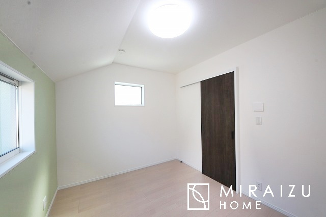 【寝室】 | 収納あり、自然な採光ありの洋室。家族みんなが気持ち良く目覚められる、過ごしやすい主寝室などにもお勧め。もちろん、ペットもご一緒に。