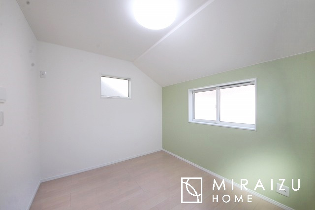 【子供部屋】 | 床のフローリングもオシャレな洋室が嬉しいです。独立性のある住宅ですので、各居室それぞれ、テイストの違うお部屋インテリア造りをしても面白いかもしれませんね！