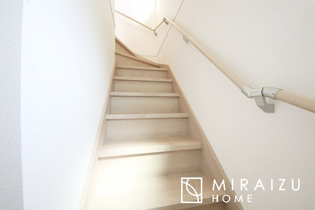 【洋室】 | 小鳥の鳴き声で目覚める朝、爽やかな風が入ります。太陽の陽射しでお洗濯物がカラッと乾き、気持ちの良い洋服とお布団で快適に過ごせます。