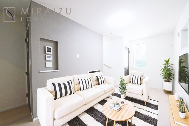 【居間・リビング】 | 陽当たりが心地の良いリビング空間です。日中はカーテンを開けて自然な光を取り込みリラックスして過ごしたいですね、照明器具もセンスの良いものを使いたいですね。
