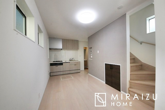 【居間・リビング】 | 大きな窓が特徴の南向きリビングでは、太陽光も沢山取り込むことが出来てお家の中にいても日光浴が可能ですね、開放的な空間です。インテリア選びも楽しそう、ご家族様で相談しながらインテリア配置も楽しみたいです