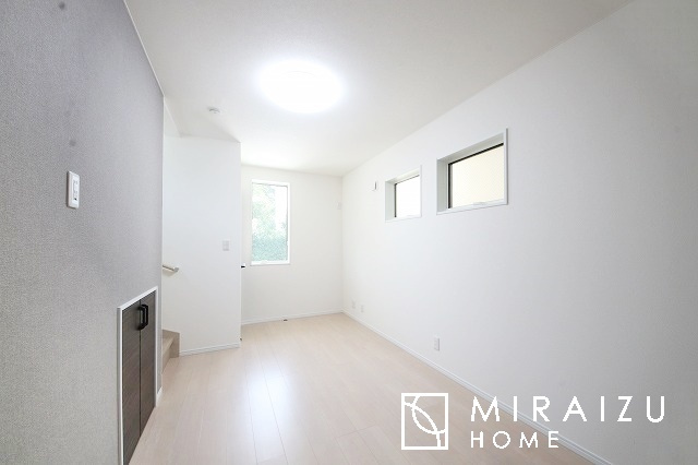 【居間・リビング】 | 明るい光が取り入れられる空間設計のリビングです。インテリア配置もしやすい間取りです。壁や床の色と合わせて落ち着いたインテリアも選びたいですね♪グリーンを飾っても素敵だと思います。
