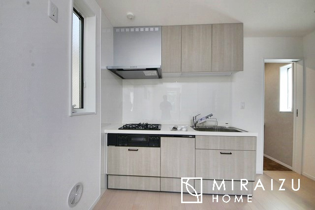 【キッチン】 | 洗練されたキッチンでは毎日の家事を少しでも楽に快適に工夫したいですね、大きいシンクではお皿洗いもストレスフリー、3口コンロでは要領よくお料理も可能です。レンジフードもお掃除がしやすい設計が嬉しい。
