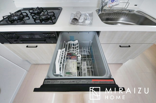 【キッチン】 | スッキリとした形が上品な広々ワイドキッチンです。レンジフードもすっきりとした造りなので圧迫感もございません。窓もあり明るい空間の中で毎日お料理することが可能です。収納スペースも広いのが嬉しいですね。
