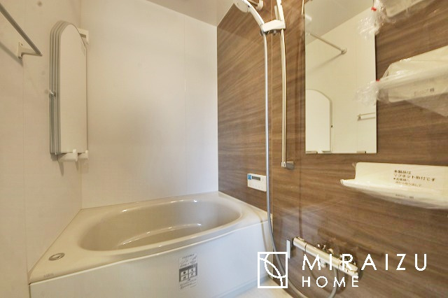 【浴室】 | 清潔感のあるホテルのような広い浴室が自慢です。疲れた日にはお湯をためてリラックスタイムを楽しみたいですね、今はスマホも防水の時代です、半身浴をしながら動画視聴、漫画視聴、楽しく過ごしたいですね^^
