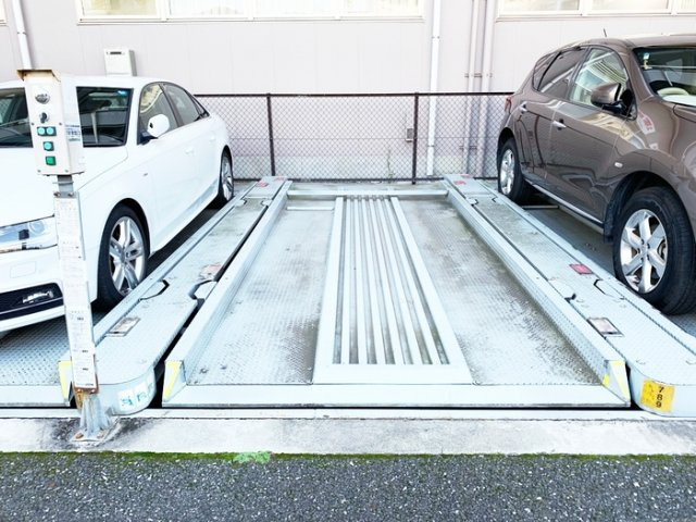 ワイズエメリールＵの駐車場