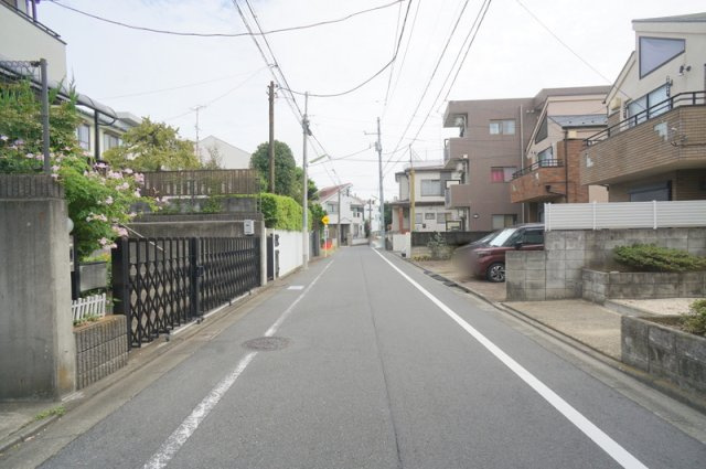 赤堤１　土地の前面道路含む現地写真|北側　幅員約5.4m　間口約12.6m