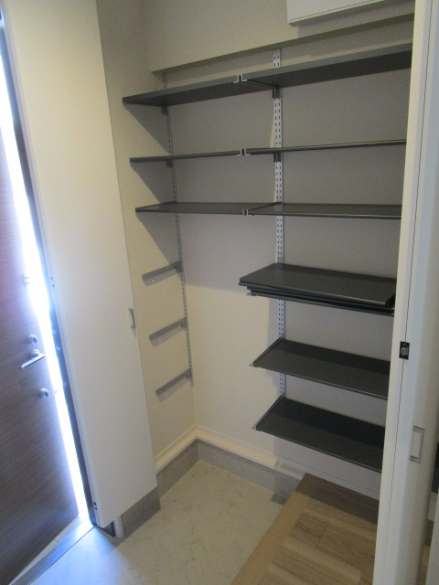 ＢＯＲＩＫＩいちかわ 南棟の玄関|★玄関収納★