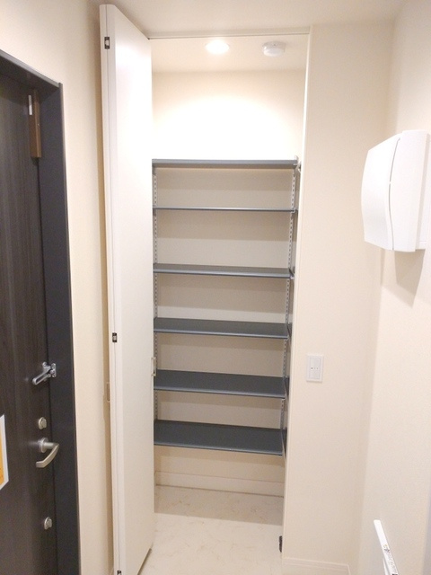 （シニア限定）ヘーベルVillage北千住の玄関|収納力のあるシューズＢＯＸ