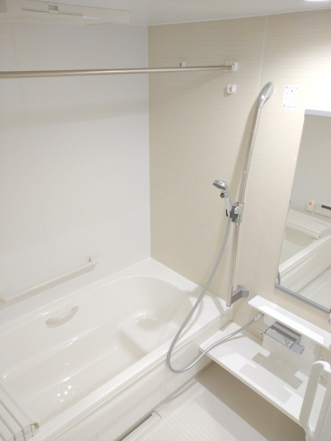 （シニア限定）ヘーベルVillage北千住の浴室|追焚・乾燥機能付きのバスルーム／緊急通報スイッチ付き