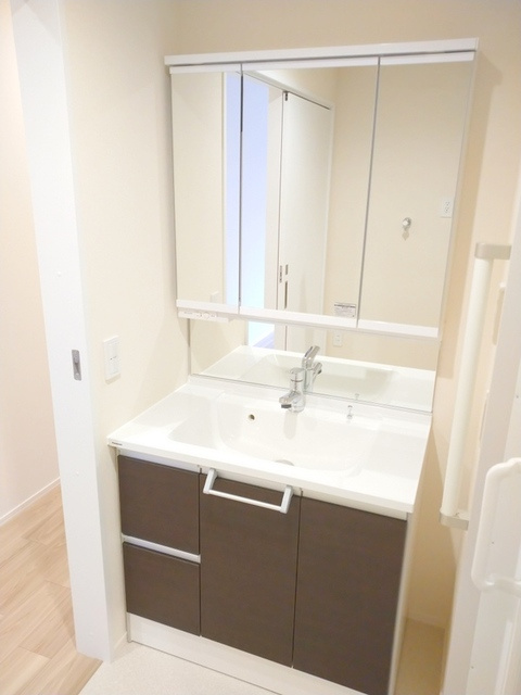 （シニア限定）ヘーベルVillage北千住の洗面所|三面鏡の独立洗面台