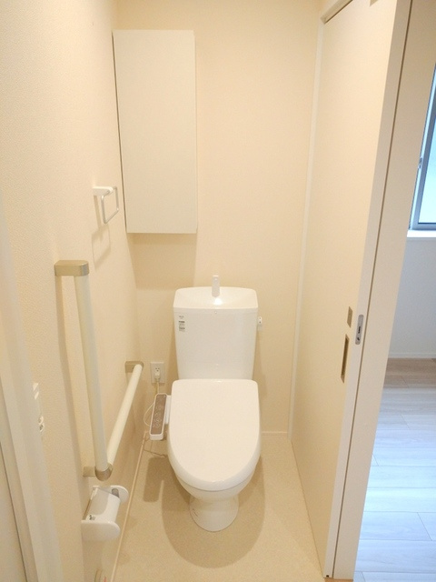 （シニア限定）ヘーベルVillage北千住のトイレ|洗浄暖房便座付きのトイレ／緊急通報スイッチ付き