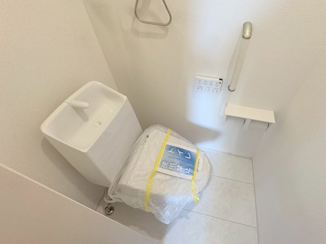 ブルーミングガーデン　江南市和田町本郷　全3区画分譲のトイレ|汚れが付きにくく落ちやすい表面加工と、掃除のしやすいフチレス形状便器の相乗効果でお手入れが楽々です。
節水型で家計にも優しい！温水洗浄便座で寒い冬も気持ちよくトイレ時間を過ごせます。