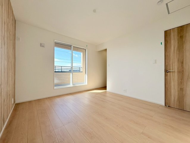 ブルーミングガーデン　江南市和田町本郷　全3区画分譲の寝室|全居室に収納を完備！窓は【樹脂枠】と【LOW-E複層ガラス】を採用。高断熱で寒暖差による結露も防ぎます。
建具やクロスなどをトータルコーディネートしており、室内に落ち着きと安らぎを与えてくれます。