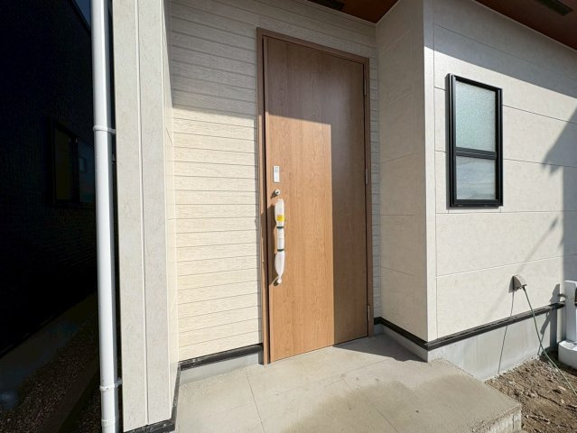 ブルーミングガーデン　江南市和田町本郷　全3区画分譲の玄関|専用のカードやスマートフォンで施解錠可能な玄関錠。快適さと防犯面に特化した、新世代の玄関ドアです。
鍵の毎回の開け閉めのイライラが減り、毎日の暮らしにゆとりが生まれます。