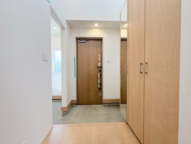 ブルーミングガーデン　江南市和田町本郷　全3区画分譲の玄関|大容量のシューズ収納付きで玄関周りもすっきり！玄関ドアからの光が玄関ホールを明るくしてくれます。