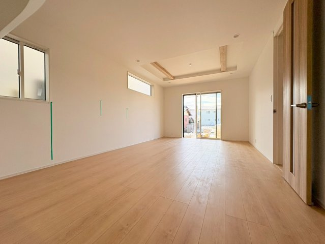 ブルーミングガーデン　江南市和田町本郷　全3区画分譲の居間・リビング|リビングには開放感のある【折上げ天井】を採用。最大2.6mの天井高で部屋をより広く明るく感じられます。
開放感と高級感を演出し、自然と家族みんなが集まる心地よい空間を作り出しています。