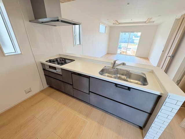 ブルーミングガーデン　江南市和田町本郷　全3区画分譲のキッチン|機能的なシステムキッチン。収納力に優れた大容量の引出。食器洗浄乾燥機も標準装備で家事軽減になります。
適材適所の収納が可能な大容量の引出しで、キッチン小物も大物もたっぷり収納できお掃除も楽々です。