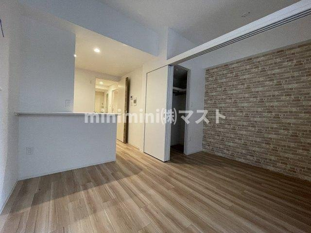 セレニテ難波ミラク壱番館の居間・リビング|お部屋によって洋お部屋によってカラーリングが異なります。室のカラーリングが異なります