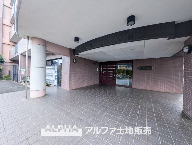 レクセルガーデン武蔵砂川の外観|【Entrance】
◆エントランス◆重厚なドアーとロックらタイルのエントランスが住まう人を迎えてくれる。扉を開けると温もりと幸せと楽しさいっぱいの我が家に帰る事が出来る安心感。
