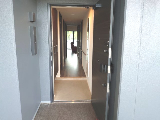 レーベン麓山　ＴＨＥ　ＭＡＳＴＥＲ 4階 ３ＬＤＫの玄関