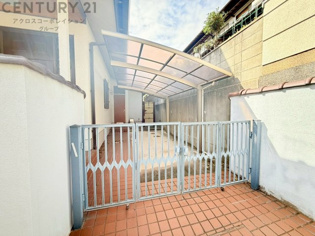 令和7年12月内外装リフォーム完了となります。〔リフォーム内容〕キッチン・トイレ新規交換、クロス貼替、フローリング張り替え、建具交換、シロアリ点検、外壁・屋根塗装など