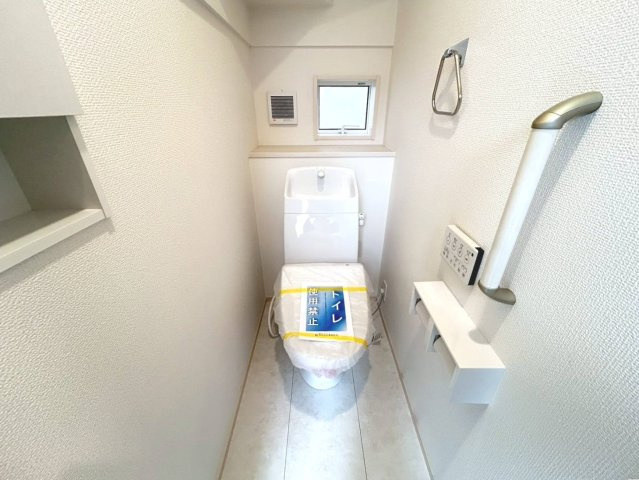 ブルーミングガーデン　江南市和田町本郷　全3区画分譲のトイレ|汚れが付きにくく落ちやすい表面加工と、掃除のしやすいフチレス形状便器の相乗効果でお手入れが楽々です。
節水型で家計にも優しい！温水洗浄便座で寒い冬も気持ちよくトイレ時間を過ごせます。