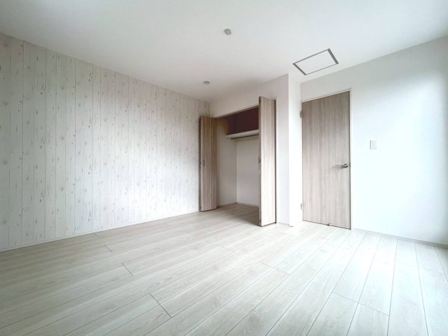 ブルーミングガーデン　江南市和田町本郷　全3区画分譲の寝室|全居室に収納を完備！窓は【樹脂枠】と【LOW-E複層ガラス】を採用。高断熱で寒暖差による結露も防ぎます。
建具やクロスなどをトータルコーディネートしており、室内に落ち着きと安らぎを与えてくれます。