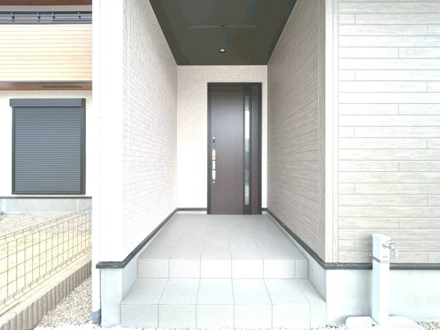 ブルーミングガーデン　江南市和田町本郷　全3区画分譲の玄関|専用のカードやスマートフォンで施解錠可能な玄関錠。快適さと防犯面に特化した、新世代の玄関ドアです。
鍵の毎回の開け閉めのイライラが減り、毎日の暮らしにゆとりが生まれます。