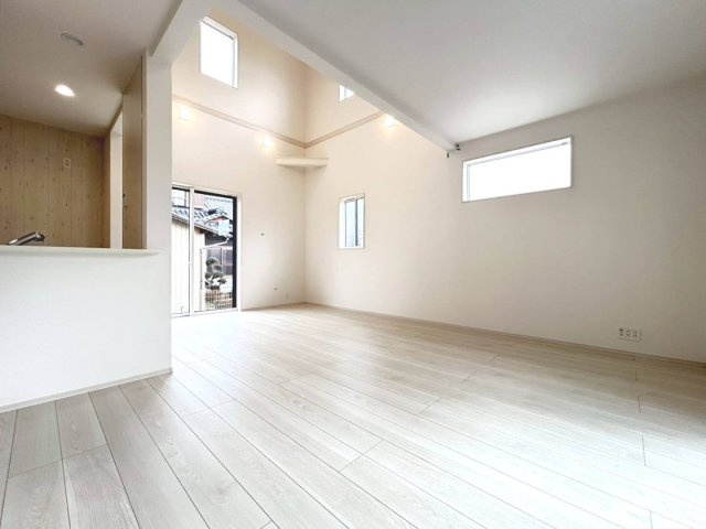ブルーミングガーデン　江南市和田町本郷　全3区画分譲の居間・リビング|リビングには開放感のある【折上げ天井】を採用。最大2.6mの天井高で部屋をより広く明るく感じられます。
開放感と高級感を演出し、自然と家族みんなが集まる心地よい空間を作り出しています。