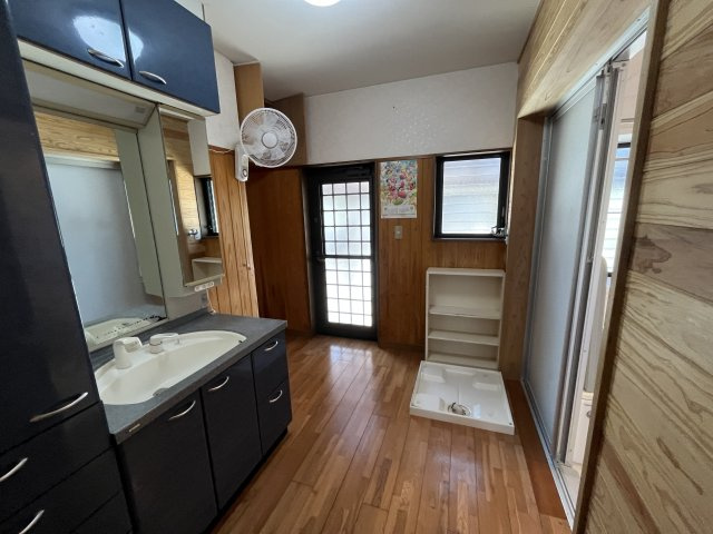 串間市大字南方　2階建て住宅の洗面所|脱衣スペースも広々としています。