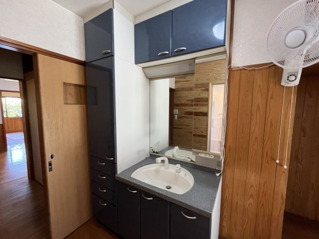 串間市大字南方　2階建て住宅の独立洗面台