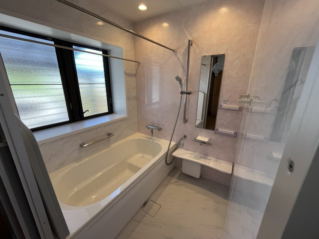 串間市大字南方　2階建て住宅の浴室|しっかりと足を延ばして入ることが出来る浴槽。浴室には空調付きです