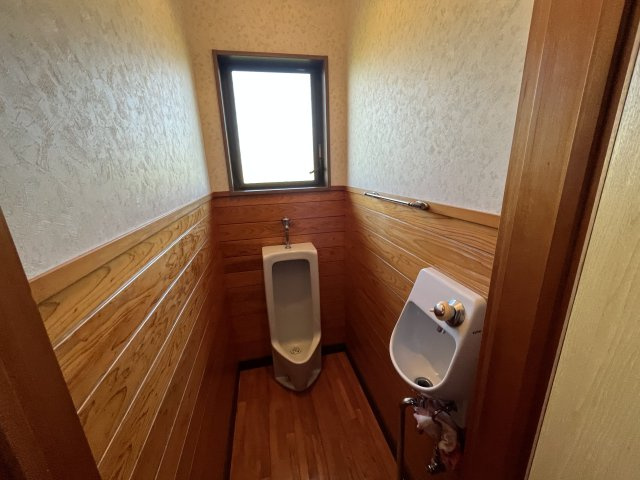 串間市大字南方　2階建て住宅のトイレ|1階には男性用トイレもあります