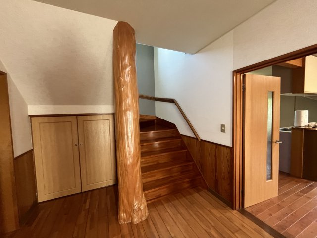 串間市大字南方　2階建て住宅の内装|階段横の太い柱が目を惹きます