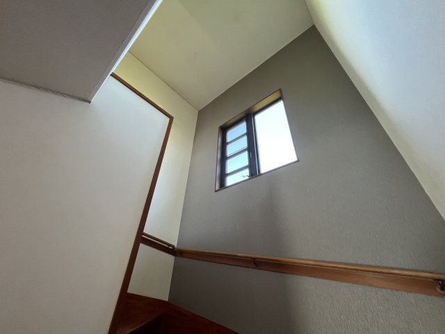 串間市大字南方　2階建て住宅のその他|階段にも光を取り込めるように窓が設置されています