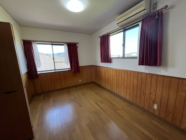 串間市大字南方　2階建て住宅の洋室|2階北側の6帖の洋室です　