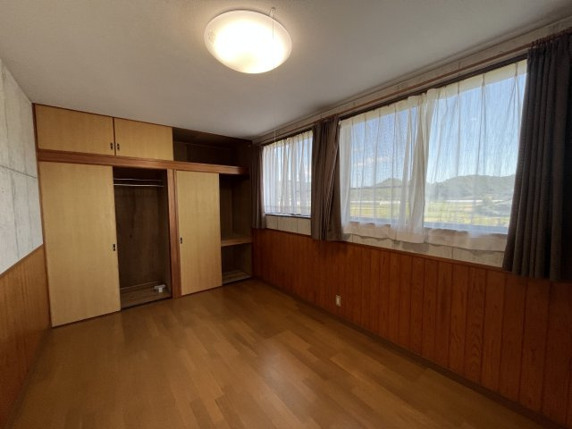 串間市大字南方　2階建て住宅の洋室|2階南側の6帖の洋室です　