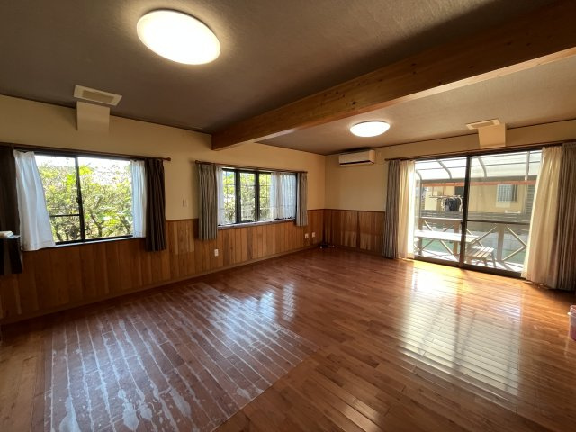 串間市大字南方　2階建て住宅の居間・リビング