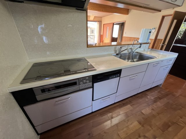 串間市大字南方　2階建て住宅のキッチン|IHクッキングヒーターが設置されています