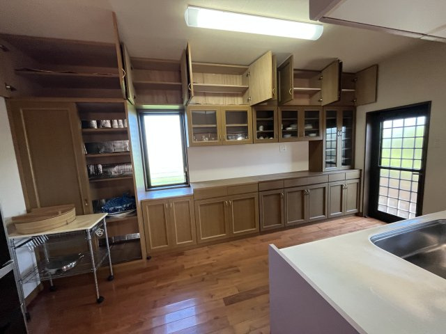 串間市大字南方　2階建て住宅のキッチン|造り付けの食器棚があります