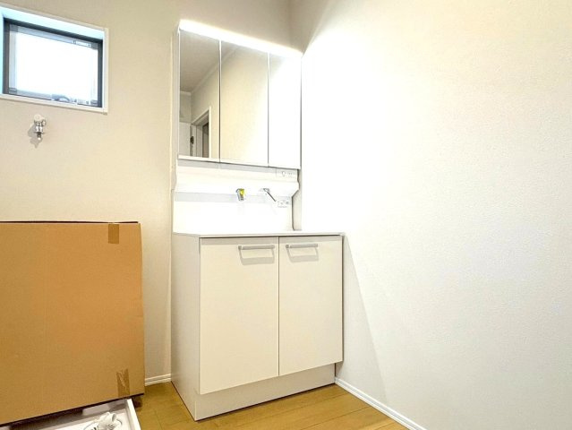 ダイマルタウン　岐阜市高田４丁目第２　全２区画分譲の独立洗面台|収納力と機能性に優れた、お手入れラクラク三面鏡洗面化粧台です。朝の身支度もスムーズにできます。