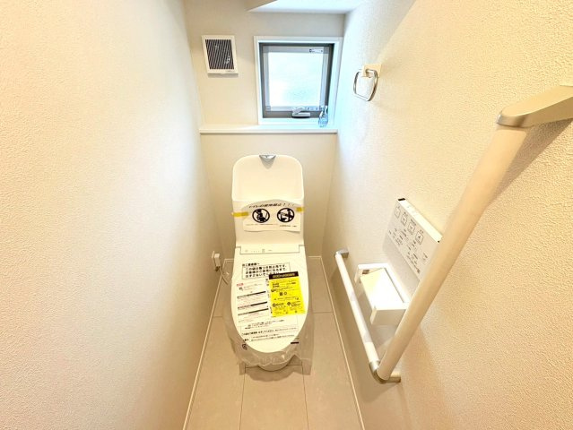 ダイマルタウン　岐阜市高田４丁目第２　全２区画分譲のトイレ|新素材「アクアセラミック」は、便器洗浄やお掃除をするたび汚物を浮かせて洗い流すのでお掃除楽々です。