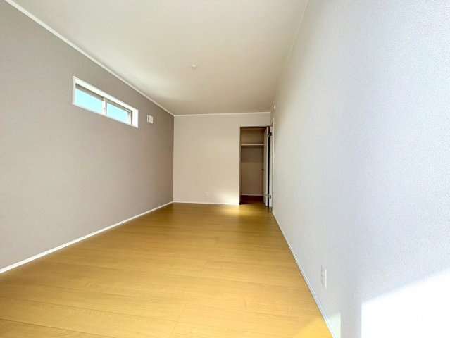 ダイマルタウン　岐阜市高田４丁目第２　全２区画分譲の寝室|全居室に大型収納を設置。高性能な断熱材で丸ごと覆った高気密・高断熱の家で、夏も冬も快適に過ごせます。