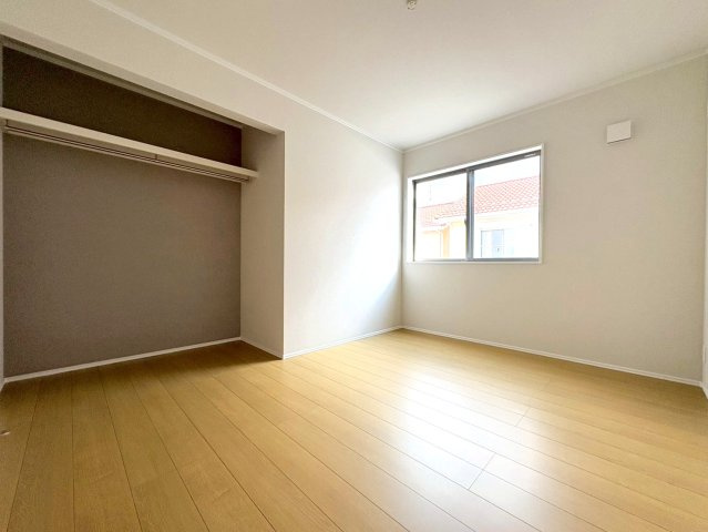 ダイマルタウン　岐阜市高田４丁目第２　全２区画分譲の洋室|全居室に大型収納を設置。窓ガラスは断熱性能や結露防止効果の高いLOW-E複層ガラスを採用しています。