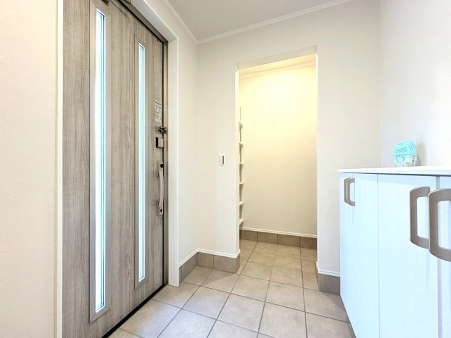 ダイマルタウン　岐阜市高田４丁目第２　全２区画分譲の玄関|シューズ収納付きで玄関周りもすっきり！玄関ドアからの光が玄関ホールを明るくしてくれます。